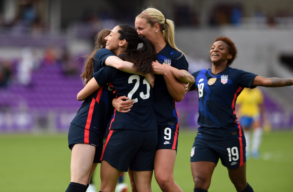 Plantel femenino de Estados Unidos festejando el 2 a 0 sobre Brasil - Copa SheBelieves