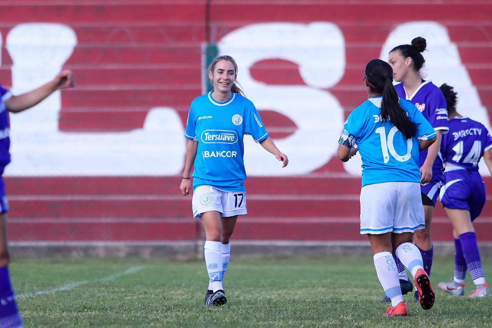 Mariana Alisio haciendo su debut con Belgrano.
