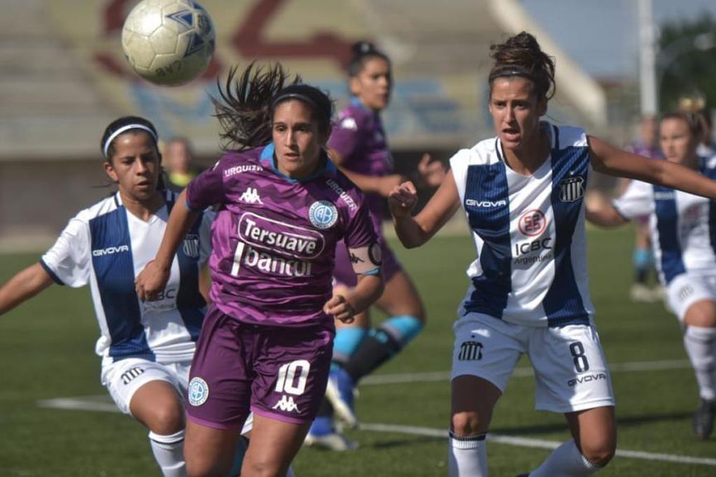 Queriendo pasar de Racing de Córdoba a Talleres, Sofía Belmar y Noelia Rodríguez necesitan juntar más de 70 mil pesos para recibir los papeles y ser habilitadas por la liga provincial.