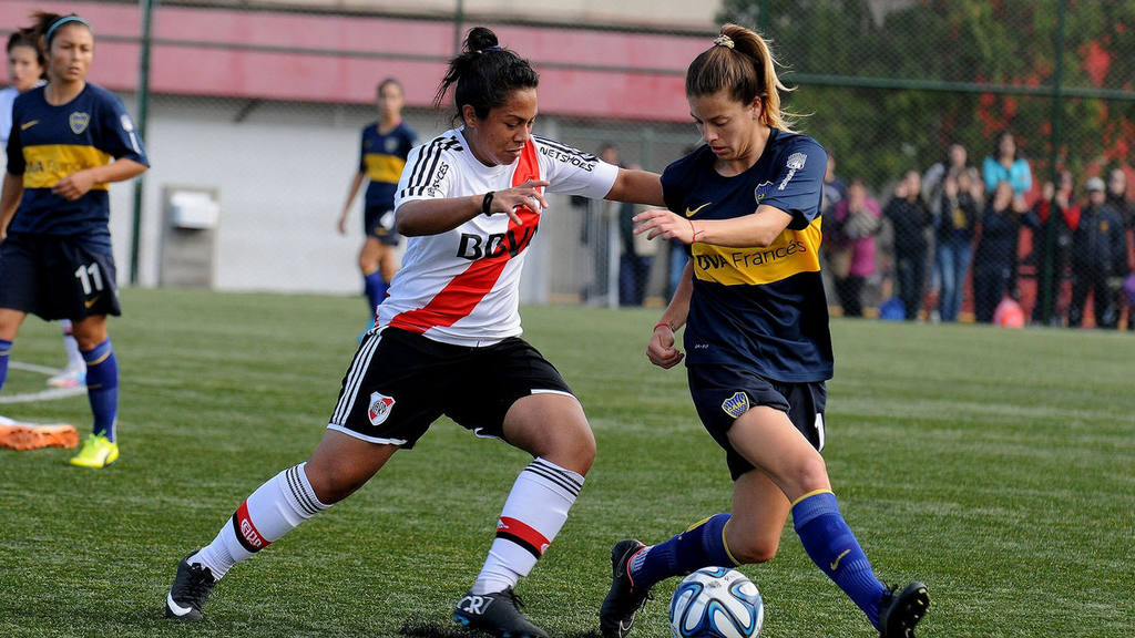 Karen Landaverde jugando un Superclásico con River Plate.
