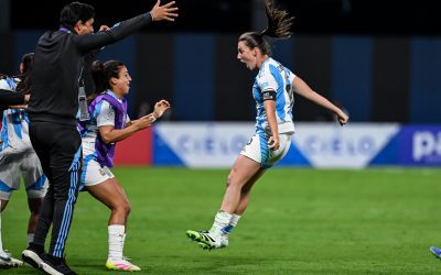 UNA LECCIÓN DE CARÁCTER: ARGENTINA LO DA VUELTA Y MANDA EN EL GRUPO A